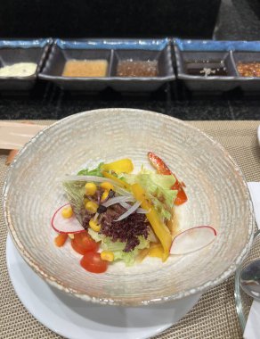 Japon usulü karıştırılmış sebze ve geleneksel sos. 