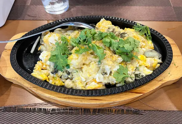 Elektrikli ocakta servis edilen cızırtılı istiridye omleti.