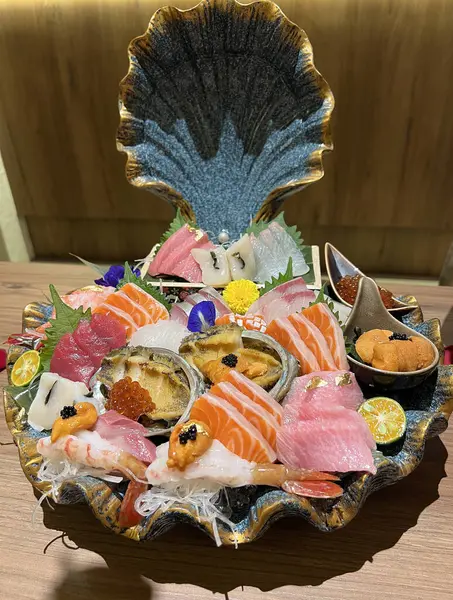 Balık çeşnili saşimi tabağı. Taze deniz kulağı, deniz kestanesi ve tatlı karides.