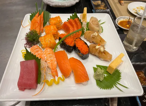 Çeşitli nigiri suşilerle servis edilen çeşitli bir saşimi seti.
