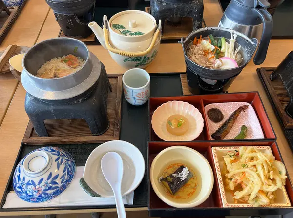 Pirinç, çorba ve meze içeren bir Japon öğle yemeği seti.
