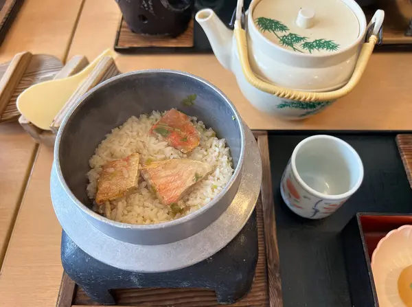 Geleneksel Japon demir tenceresinde pişirilmiş somon pilavı.