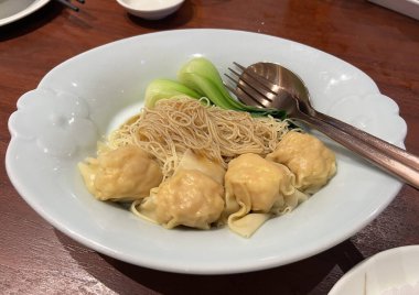 Hong Kong usulü karidesli kuru yumurtalı erişte.