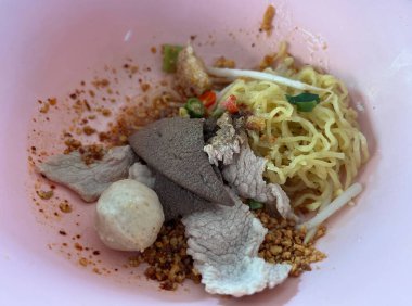 Kuru Tom Yum Yumurta Eriştesi ve Domuz Karaciğeri