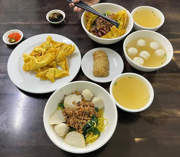 Kamboçya usulü Kuru Erişte Çorba ve Çıtır Pork Wonton 'la Yemek Seti