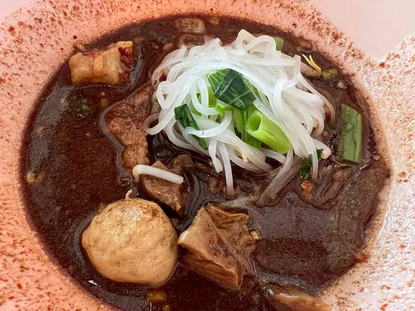 Tayland Kayığı Erişte Çorbası ile Domuz eti ve İnce Pirinç Eriştesi