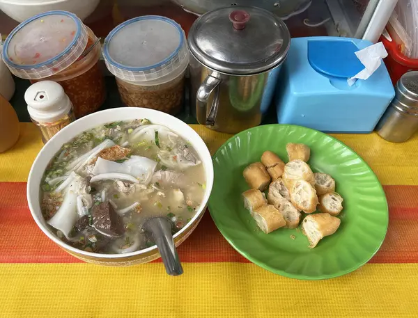 Pork Offal ile Erişte Çorbası, Çin Kurabiyeleriyle servis edilir.