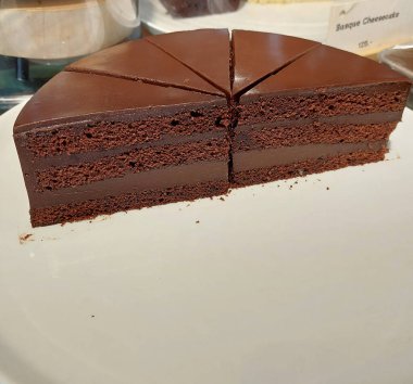 Cafe 'de Dilimlenmiş Çikolatalı Pasta