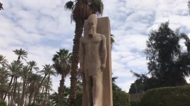 Memphis Açık Hava Müzesi, Mısır 'da bulunan Ramses II' nin Muazzam Ayaklı Heykeli