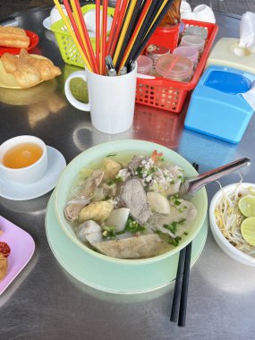 Phnom Penh 'de Pork, Offal ve Karides Wonton ile Erişte Çorbası