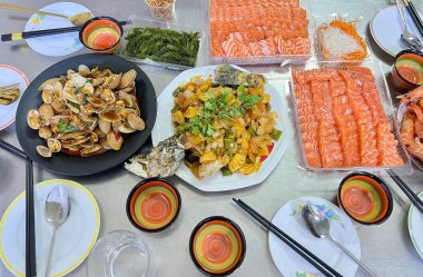 Ev yemeği için çeşitli deniz ürünleri ve sofra takımı