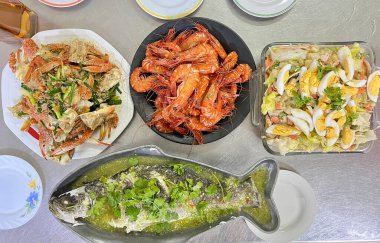 Buharda balık ve körili yengeçle ev yapımı deniz ürünleri ziyafeti