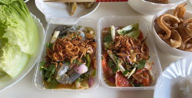 Plastik kaplarda Baharatlı Tayland Karides ve Somon Salatası
