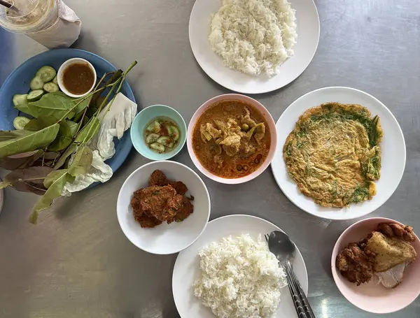 Kırmızı köri ve omletle ev yapımı öğle yemeği