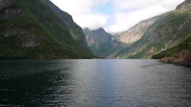 Dağ Tepeleriyle çevrili Naeroyfjord 'un Yaz Manzarası