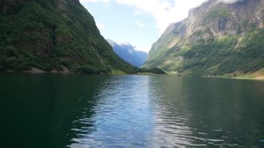 Dağ Tepeleriyle çevrili Naeroyfjord 'un Yaz Manzarası