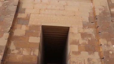 Dekoratif desenli güneşte kurutulmuş tuğla duvar kompleksi