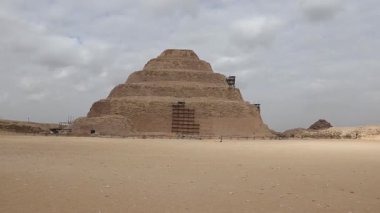 Djoser 'in ikonik Adım Piramidi, Mısır' ın en eski devasa taş yapısı, Saqqara 'da yer alıyor ve Imhotep tarafından tasarlandı..