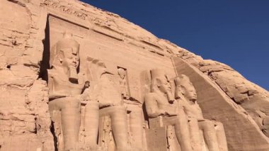 Abu Simbel 'de Ramses, Nefertari ve Ra heykelleri.