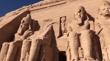 Abu Simbel 'de Ramses, Nefertari ve Ra heykelleri.