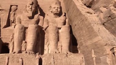 Abu Simbel 'de Ramses, Nefertari ve Ra heykelleri.