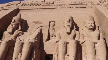 Abu Simbel 'deki Büyük Tapınak' ın üstündeki Babun oymaları.