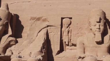 Ebu Simbel 'deki Ramses heykelleri arasında Tanrı' nın heykeli Ra.