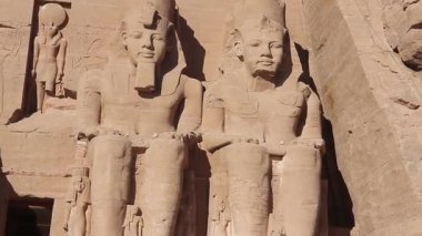 Abu Simbel 'deki Firavun 2. Ramses' in dağ oyması heykeli.