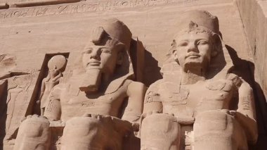 Abu Simbel 'deki dağdan oyulmuş Ramses II heykelinin yakın çekimi.