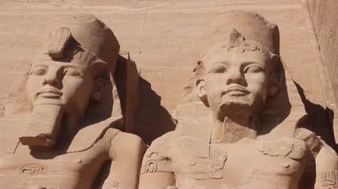 Abu Simbel 'deki dağdan oyulmuş Ramses II heykelinin yakın çekimi.