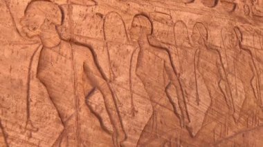 Ebu Simbel 'deki mahkumların ve kölelerin oyulmuş görüntüsü.