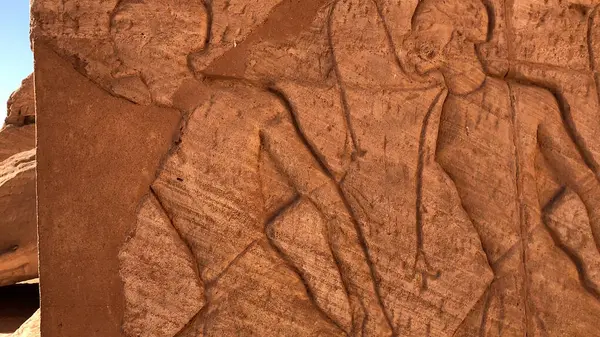 Ebu Simbel 'deki tarihi taş oymacılığı tutsakları ve köleleri gösteriyor. Eski Mısır askeri ve politik tarihini ortaya çıkarıyor..