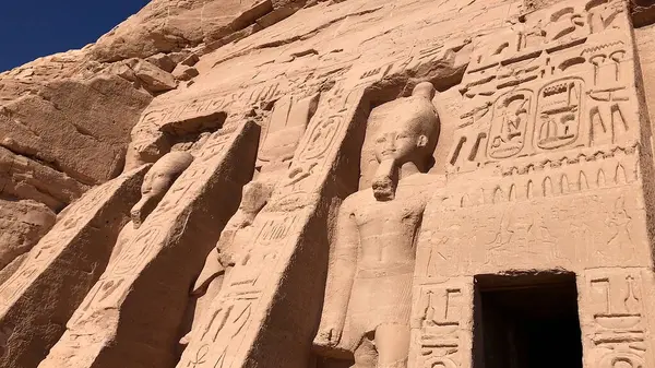 Abu Simbel 'deki Ramses ve Nefertari heykellerinin yakın çekimi.