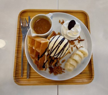 Vanilyalı dondurma, fındıklı waffle ve tuzlu karamel.