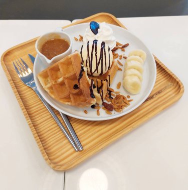 Vanilyalı dondurma, fındıklı waffle ve tuzlu karamel.