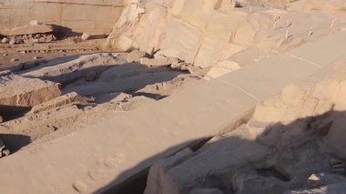 Aswan granit ocağında tamamlanmamış dikilitaş. Eski Mısır mühendisliği sergileniyor.