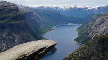 Norveç 'te dil şeklindeki uçurum çarpıcı bir şekilde çıkıyordu.