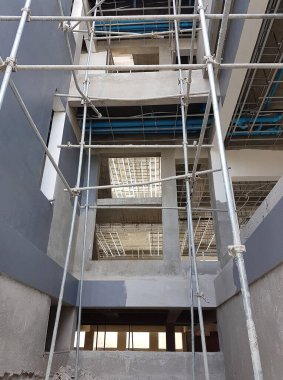 İnşaat halindeki çok katlı bina tavan borularını gösteriyor