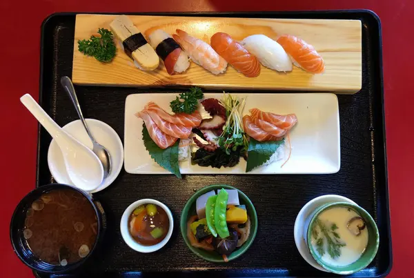 Suşi, sashimi, çorba ve meze ile Japon yemek takımı.