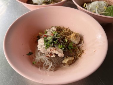 Pembe Kasede Kuru Baharatlı Domuz Eriştesinin Yakın Çekimi