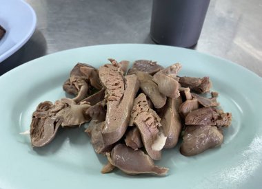 Haşlanmış Tavuk Karaciğeri ve Ağaç Dilimlenmiş Isırık Boyutlu Parçalar