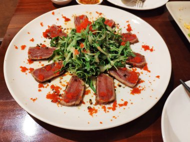 Ponzu soslu ızgara ton balığı ve karabiber.