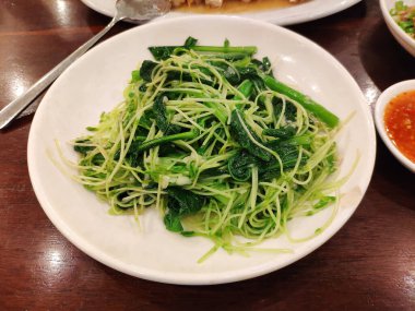 Çin Lokantasında Sarımsaklı Kızarmış Dou Miao (Bezelye Atışı)