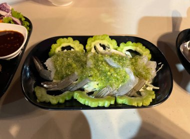 Acılı kavun ve baharatlı soslu çiğ karides.