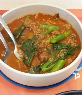 Baharatlı Chili soslu kıymalı pirinç eriştesi.