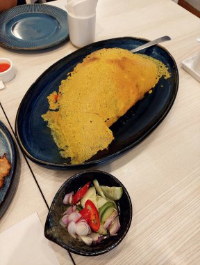 Vietnam Savory Crepe (Banh Xeo) Tayland Lokantası 'nda servis edilir.