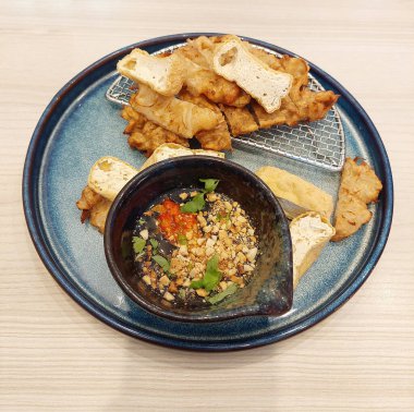 Kızarmış tofu, kızarmış taro ve şalgam keki tabağı.