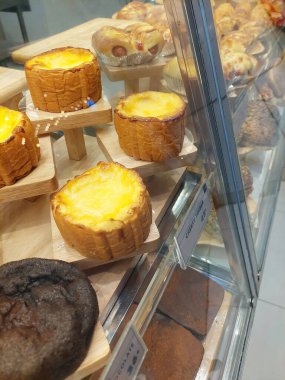 Ahşap şekilli ekmek Pastanede Krem Peynir ile doldurulmuş