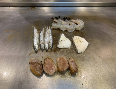 Japon Deniz Ürünleri Müşterilerin Önünde Demir Tavada Izgara