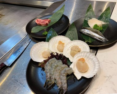 Taze deniz ürünleri Japon ızgarası için hazır.